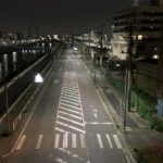 深夜　橋の下の道路