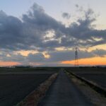 夕焼け　真っすぐな道